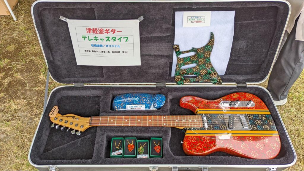 青森刑務所内の工場で受刑者に津軽漆塗りの作業を教えている『福士工房』が青森矯正展で販売した津軽漆塗りのギター