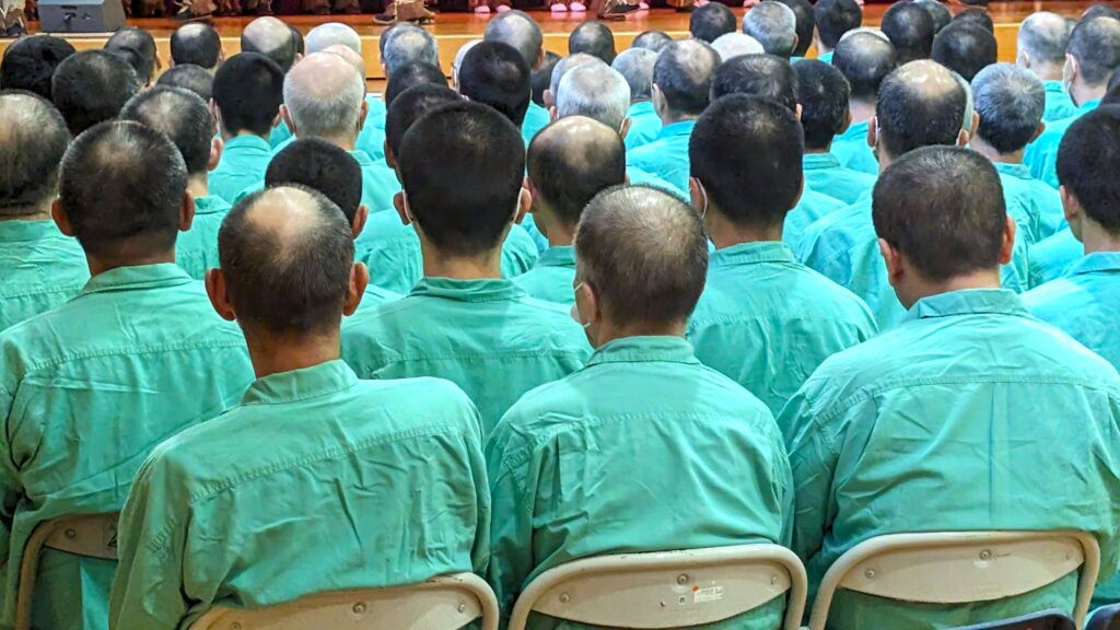 青森刑務所内の受刑者向け慰問活動『えんぶり』を鑑賞する受刑者たち