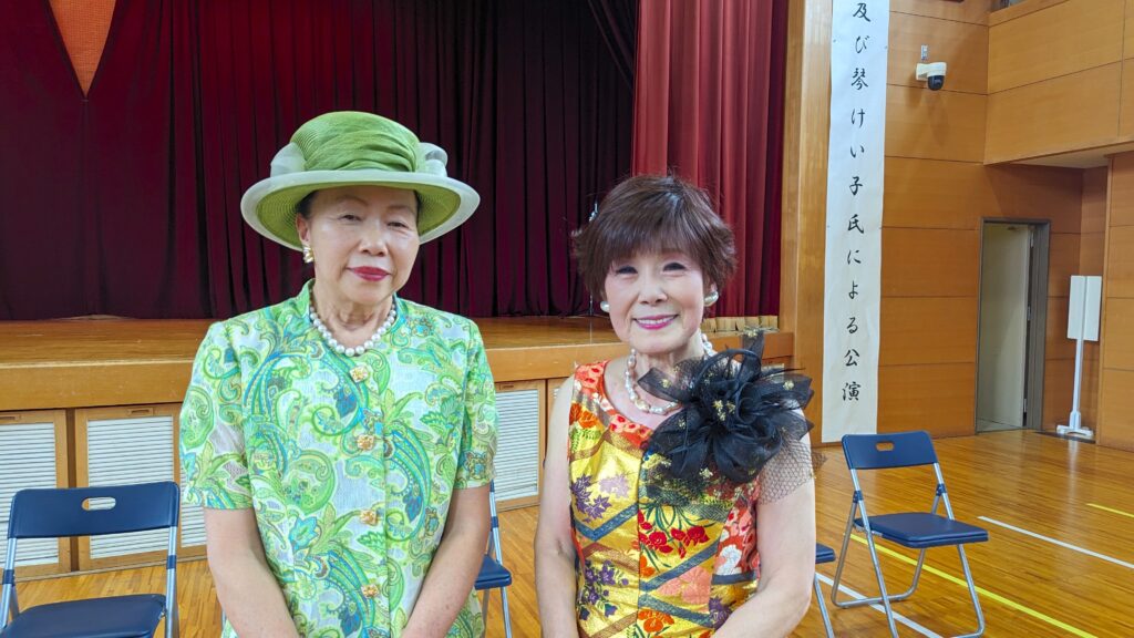 八戸朳（えんぶり）研賛会 代表・工藤威美子さん（左）と演歌歌手・琴けい子さん（右）