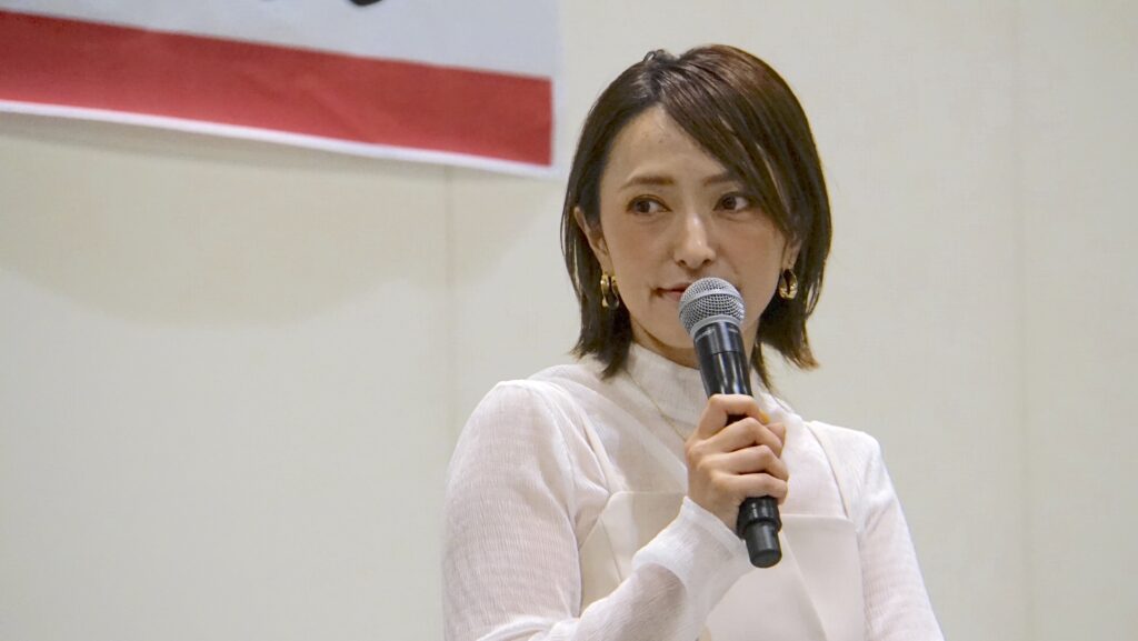 九州矯正展のトークショーで受刑者について話す声優の杜野まこさん
