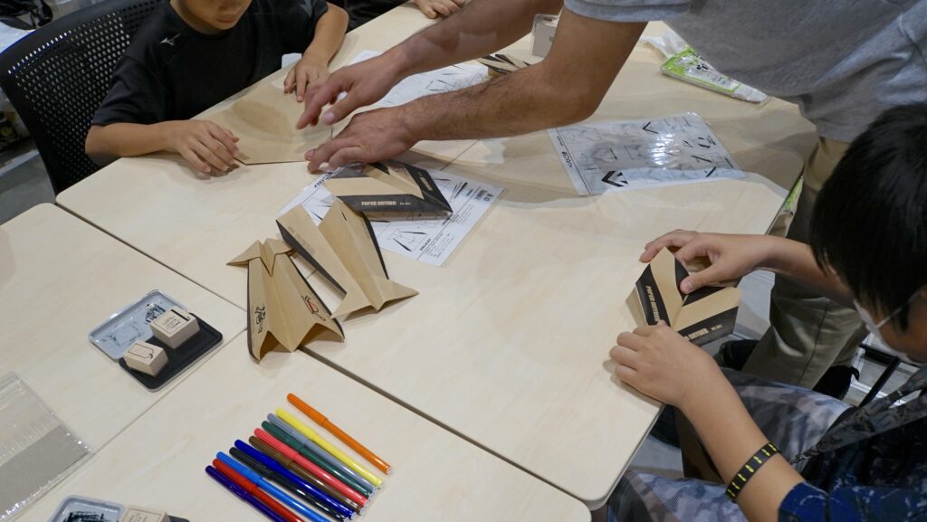 九州矯正展の紙飛行機折り方教室