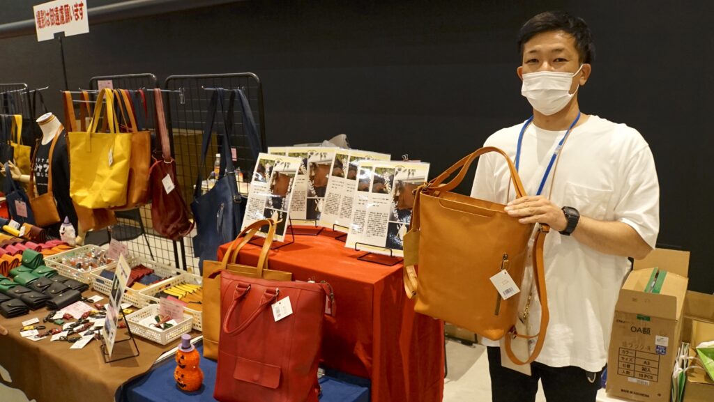 九州矯正展で法務大臣賞を受賞した革製品を持つ、福岡刑務所の河上作業専門官
