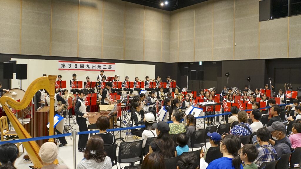 九州矯正展のステージで演奏する音楽隊