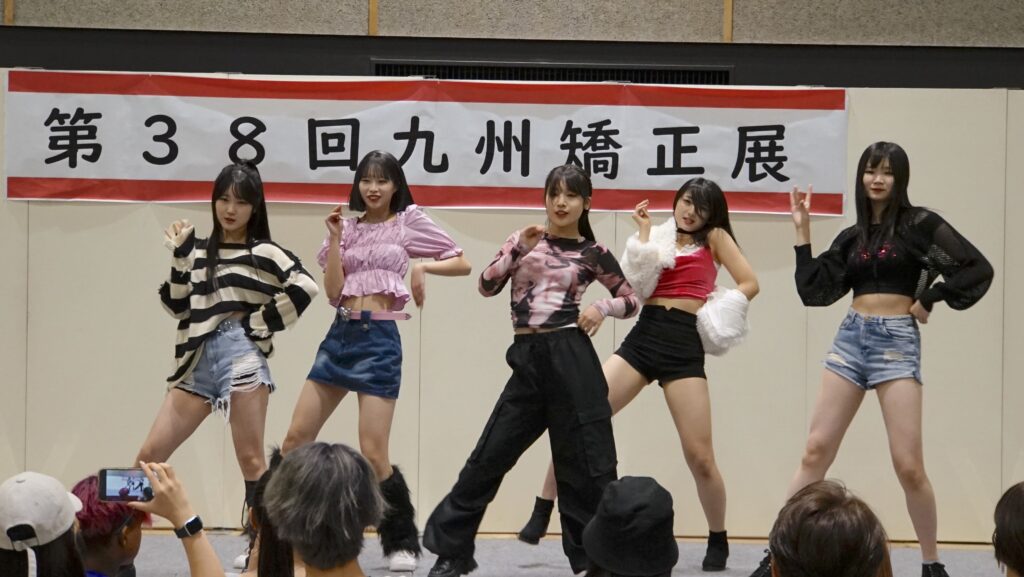 九州矯正展のステージでダンスを踊る地元の学生