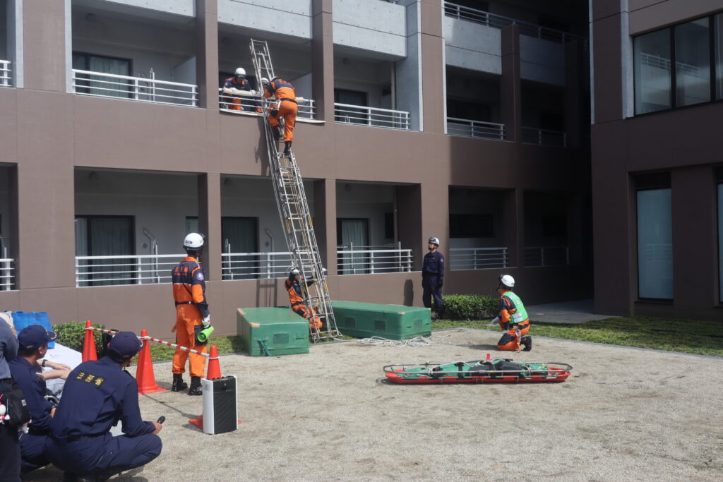 法務省矯正局特別機動警備隊による災害救助訓練で実演する隊員たち