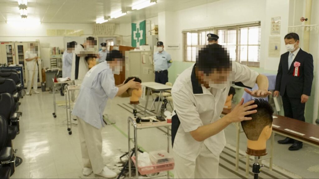 川越少年刑務所で開催された令和5年度（2023年度）の東京矯正管区技能競技大会で行われた理容（有資格者）部門で課題に取り組む受刑者