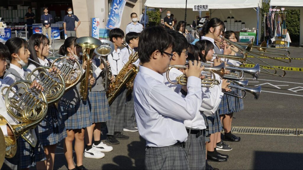 第51回横浜矯正展（2023年11月4日(土)@横浜刑務所）の開会式で吹奏楽を演奏する地元の学生たち