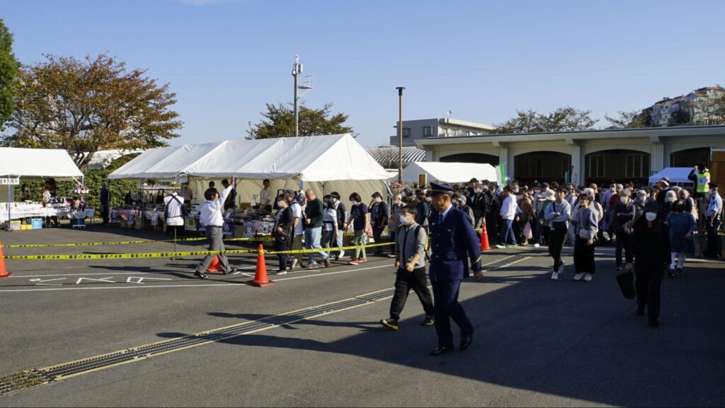 第51回横浜矯正展（2023年11月4日(土)@横浜刑務所）の開会式後に入場する人たち