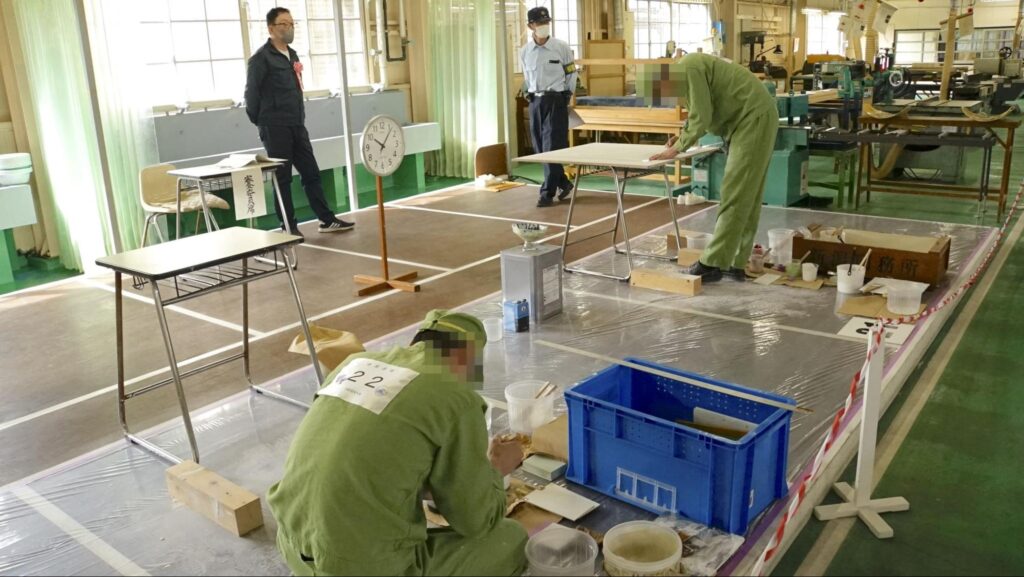 川越少年刑務所で開催された令和5年度（2023年度）の東京矯正管区技能競技大会で行われた建築塗装の部門で課題に取り組む受刑者