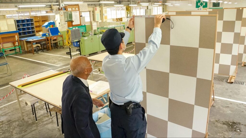 川越少年刑務所で開催された令和5年度（2023年度）の東京矯正管区技能競技大会で行われた壁装の部門で審査する審査員