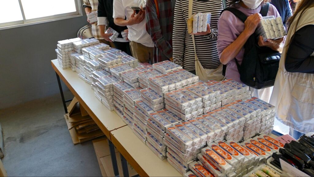 第51回横浜矯正展（2023年11月4日(土)@横浜刑務所）で人気の横須賀刑務所の作業製品「ブルースティック」を購入する来場者たち