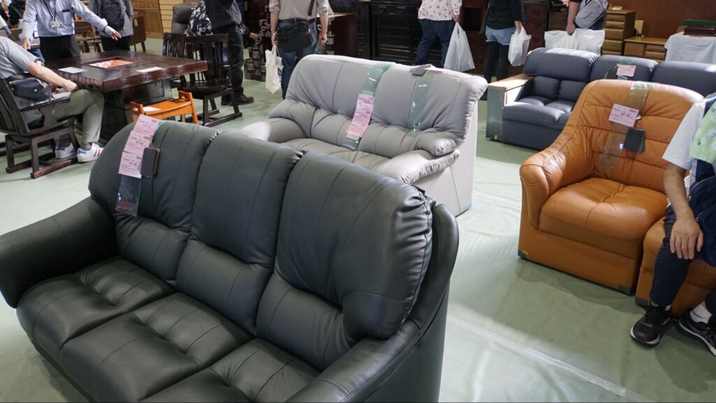 第48回府中刑務所文化祭（2023年開催）で展示・販売されていたソファーなどの家具