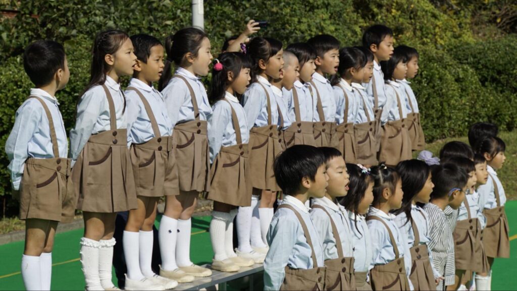 横須賀矯正展のステージで合唱する地域の子どもたち
