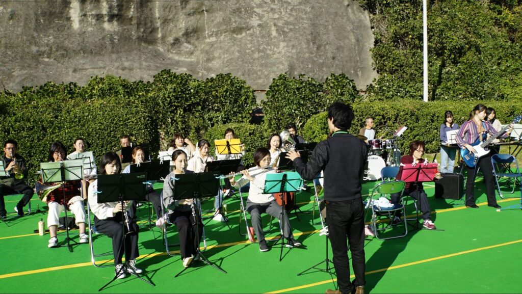 横須賀矯正展のステージで演奏する地域の吹奏楽団
