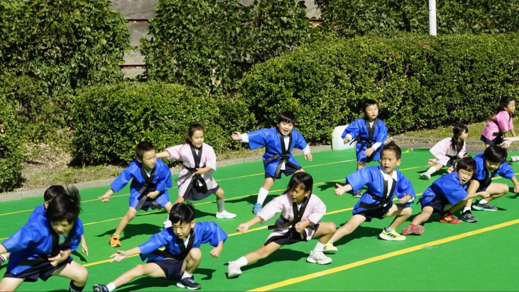 横須賀矯正展のステージでよさこいを踊る地域の子どもたち