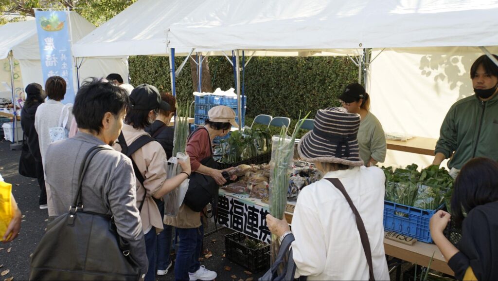 第51回横浜矯正展（2023年11月4日(土)@横浜刑務所）で野菜を販売する農福連携のブースで買い物をする来場者たち