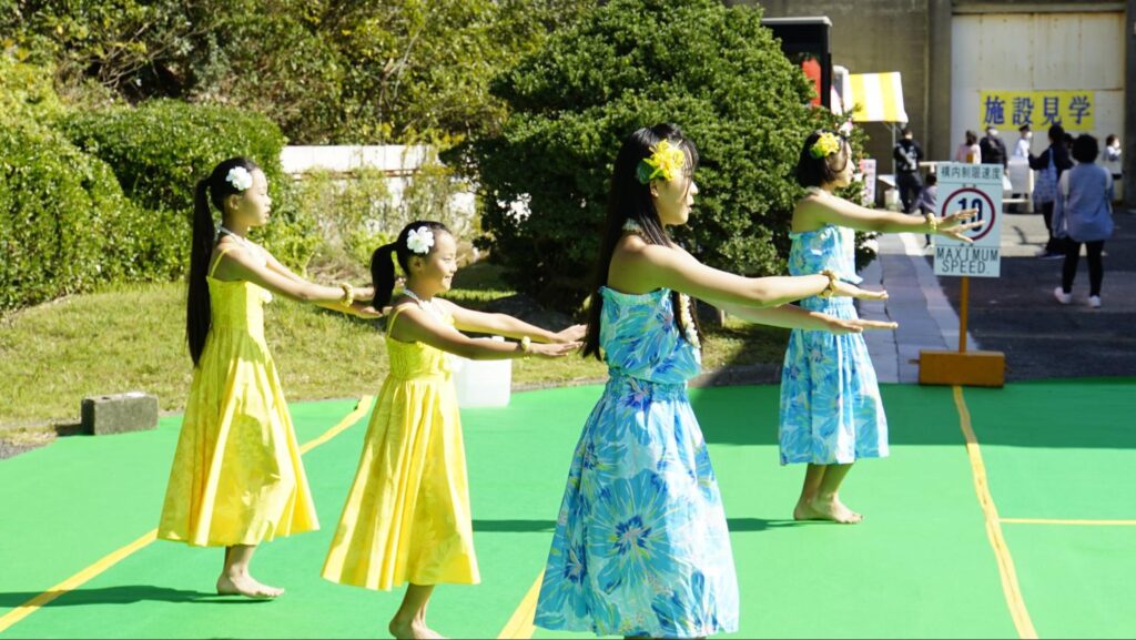 横須賀矯正展のステージでフラダンスを踊る地域の子どもたち