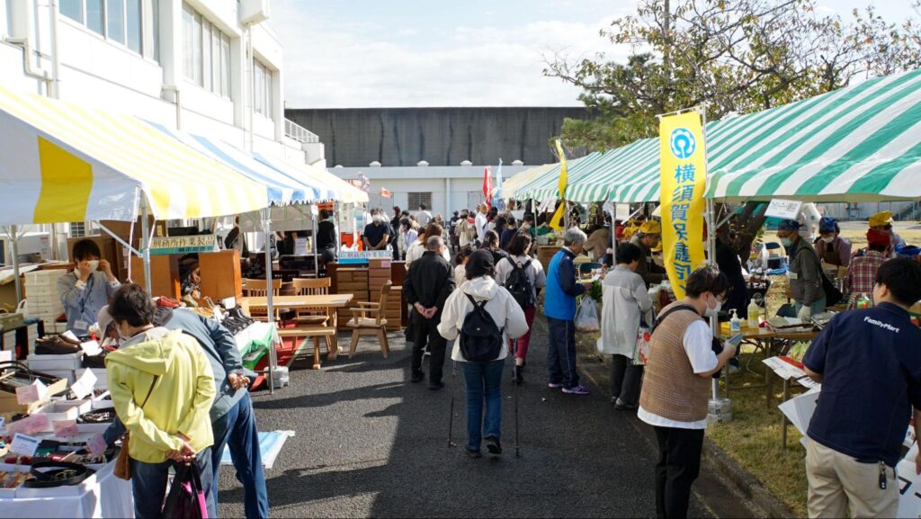 横須賀矯正展に出展した町内会など地域コミュニティ、地域に根差した店舗（コンビニやMAZDAなど）のブース