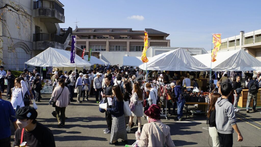第51回横浜矯正展（2023年11月4日(土)@横浜刑務所）の販売ブースで買い物を楽しむ来場者たち