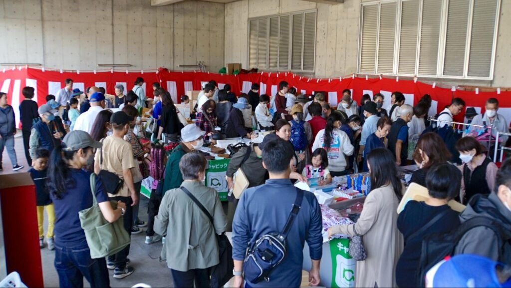 第51回横浜矯正展（2023年11月4日(土)@横浜刑務所）のCapic（キャピック）の販売ブースで刑務所作業製品を見る来場者たち