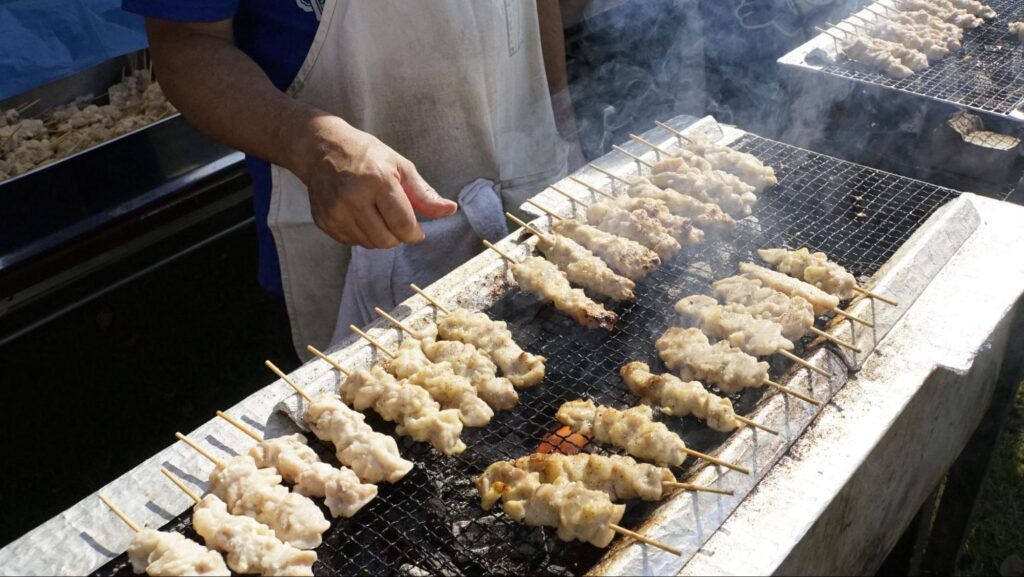 第48回府中刑務所文化祭（2023年開催）で多くの来場者が訪れた飲食ブースで販売されていた焼き鳥