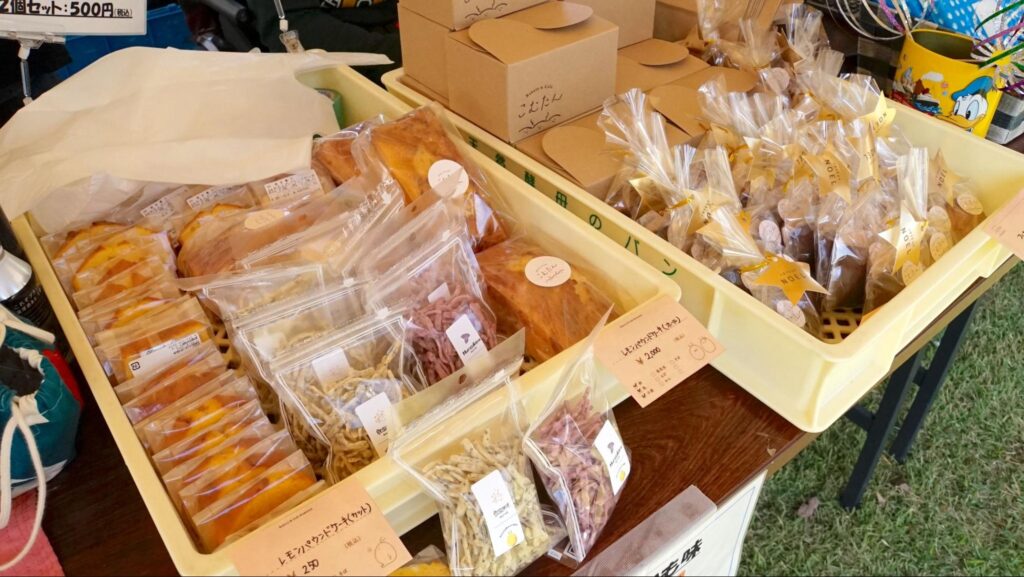 第48回府中刑務所文化祭（2023年開催）で多くの来場者が訪れた飲食ブースで販売されていた手作りスイーツ