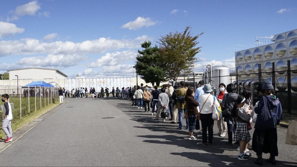 名古屋刑務所で開催された東海北陸・みよし矯正展の施設見学を待つ来場者の行列