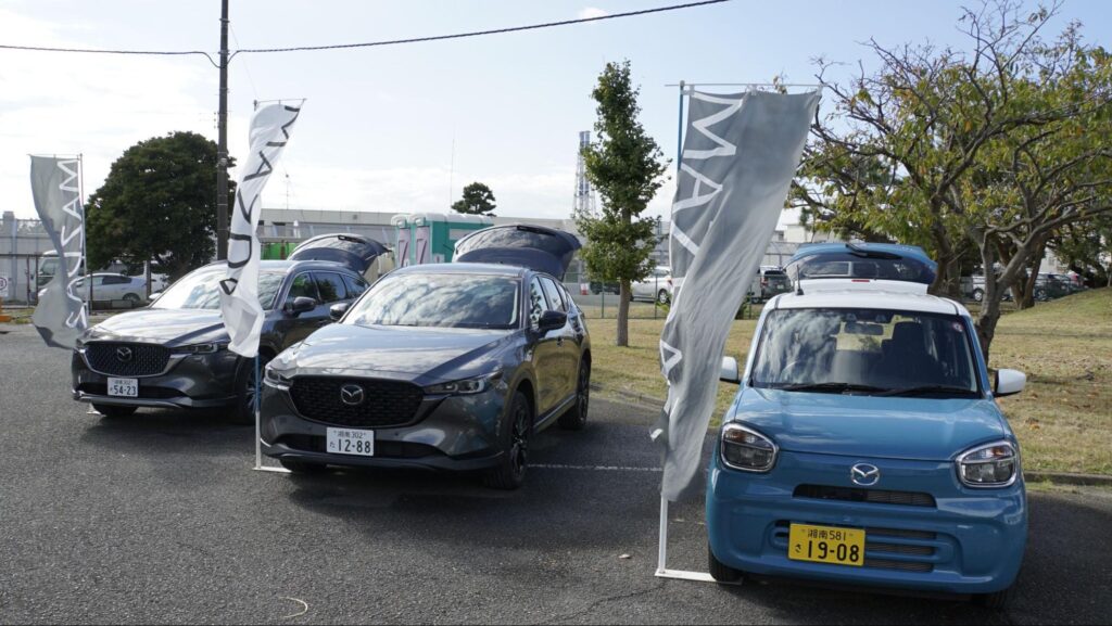 横須賀矯正展に出展している車メーカーのMAZDAの車