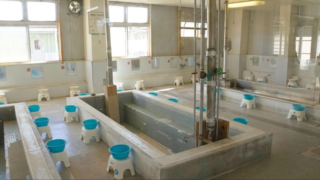 名古屋刑務所で開催された東海北陸・みよし矯正展の施設見学で見学した刑務所の入浴場（古め）