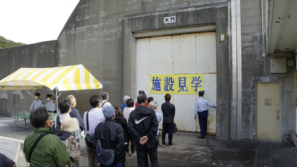 横須賀矯正展で人気の刑務所内の施設見学に並ぶ来場者たち