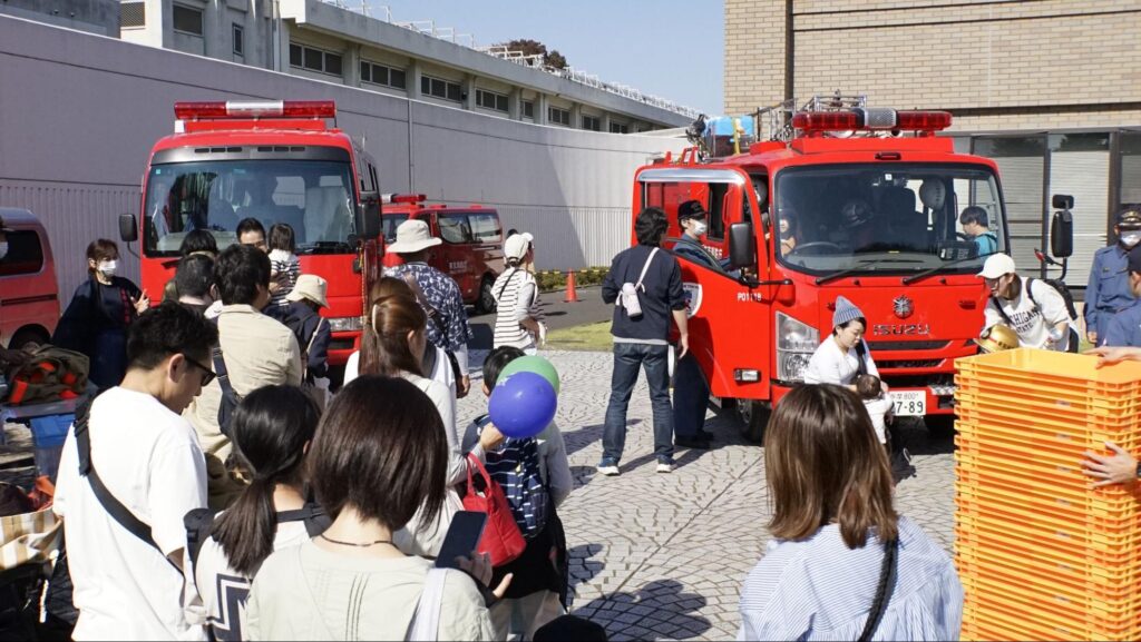 第48回府中刑務所文化祭（2023年開催）で展示されていた消防車に乗る来場者たち