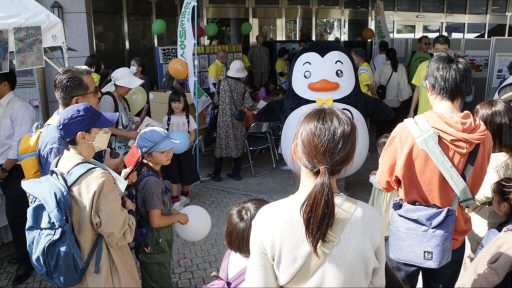 第51回横浜矯正展（2023年11月4日(土)@横浜刑務所）に来ているペンギンのホゴちゃんと来場者の親子たち
