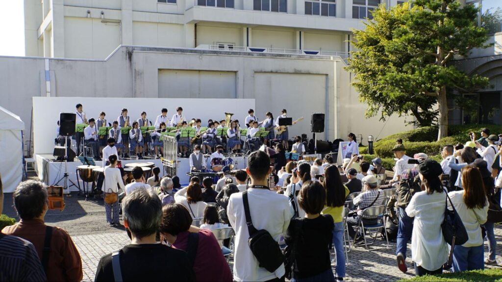 第51回横浜矯正展（2023年11月4日(土)@横浜刑務所）の会場に設営されているステージで演奏する地域の学生の吹奏楽団