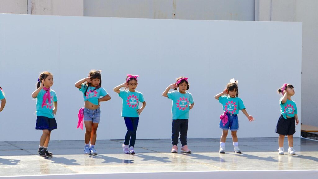 第51回横浜矯正展（2023年11月4日(土)@横浜刑務所）の会場に設営されているステージでダンスをする地域の子供たち