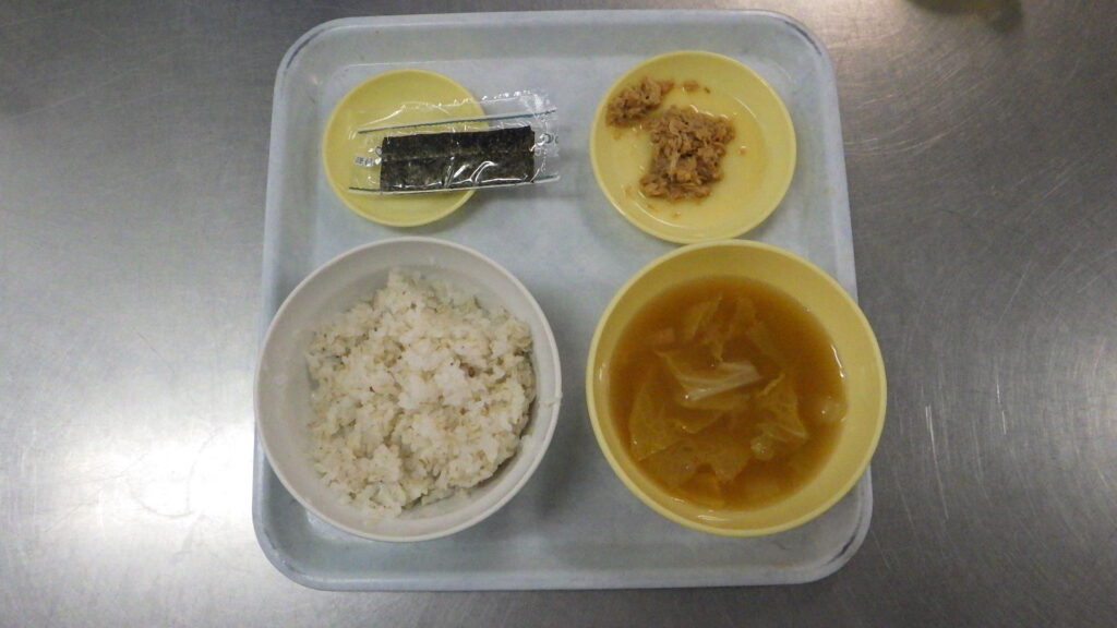 刑務所の食事（ムショ飯）の朝食：さけ味付フレーク缶、味付のり、味噌汁（白菜）