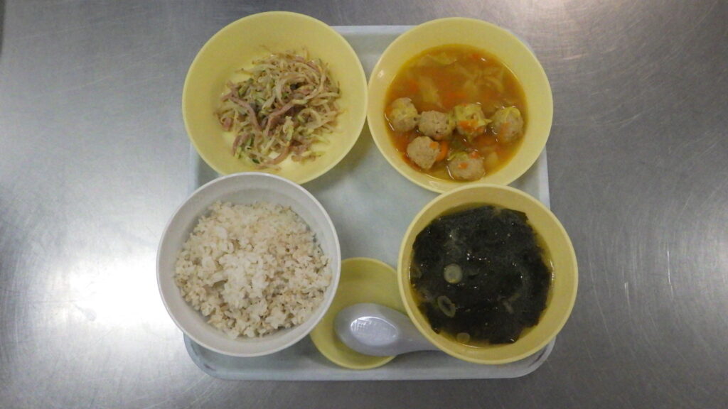 刑務所の食事（ムショ飯）の夕食：肉団子と野菜のスープ煮、もやしサラダ、わかめスープ