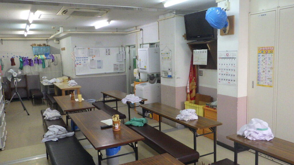 青森刑務所の工場に併設されている受刑者が食事をする食堂(2)