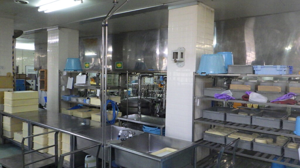 青森刑務所で受刑者が調理を行っている炊事場(5)