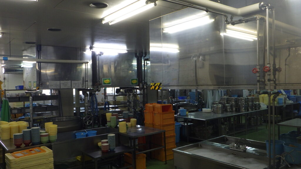 青森刑務所で受刑者が調理を行っている炊事場(2)