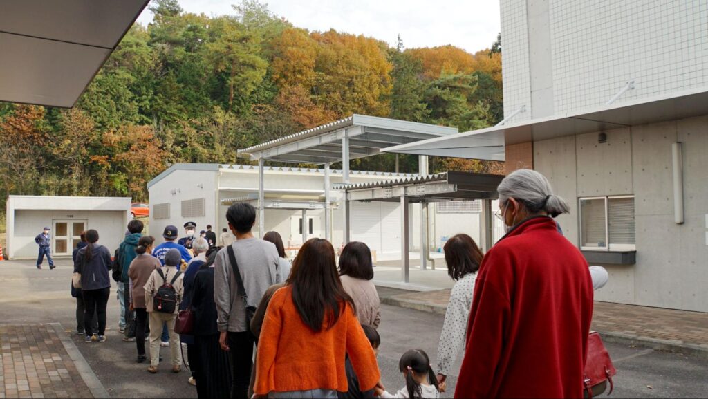 令和5年度きつれがわ矯正展(2023年11月23日開催)の喜連川社会復帰促進センターの施設内を見学できるツアーに参加するために並ぶ来場者たち