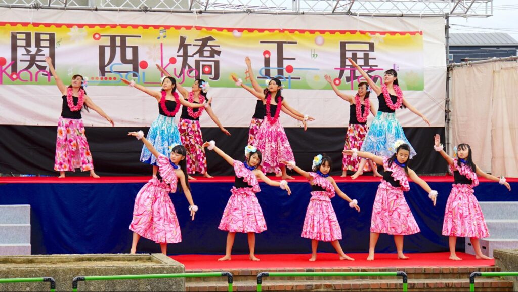 関西矯正展（2023年11月11日(土)、12日(日)開催）のメインステージでフラダンスを披露する地元の団体