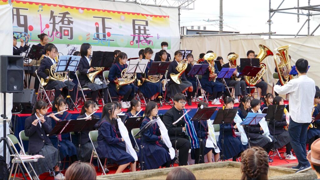 関西矯正展（2023年11月11日(土)、12日(日)開催）のメインステージで吹奏楽を披露する地元の学生