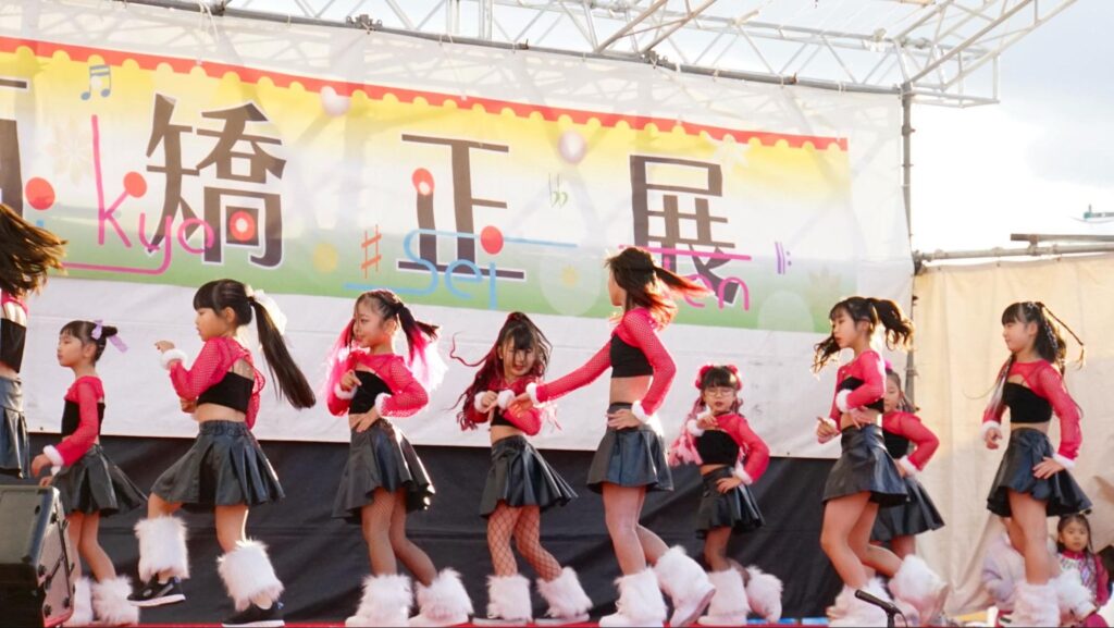 関西矯正展（2023年11月11日(土)、12日(日)開催）のステージでチアダンスを披露する地元の学生