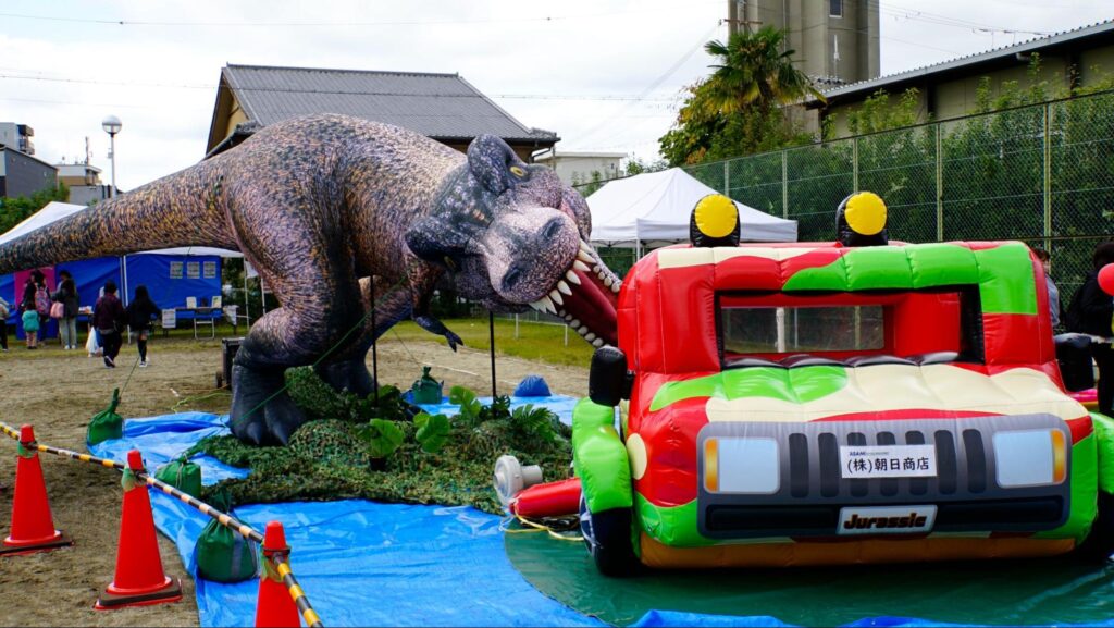 関西矯正展（2023年11月11日(土)、12日(日)開催）に設けられた子供たちが遊べるプレイコーナーに設置されたティラノサウルス