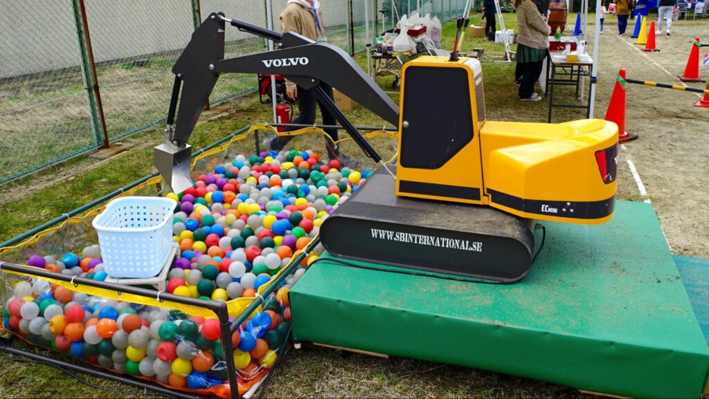 関西矯正展（2023年11月11日(土)、12日(日)開催）に設けられた子供たちが遊べるプレイコーナーに出店していたショベルカーのボールすくいコーナー