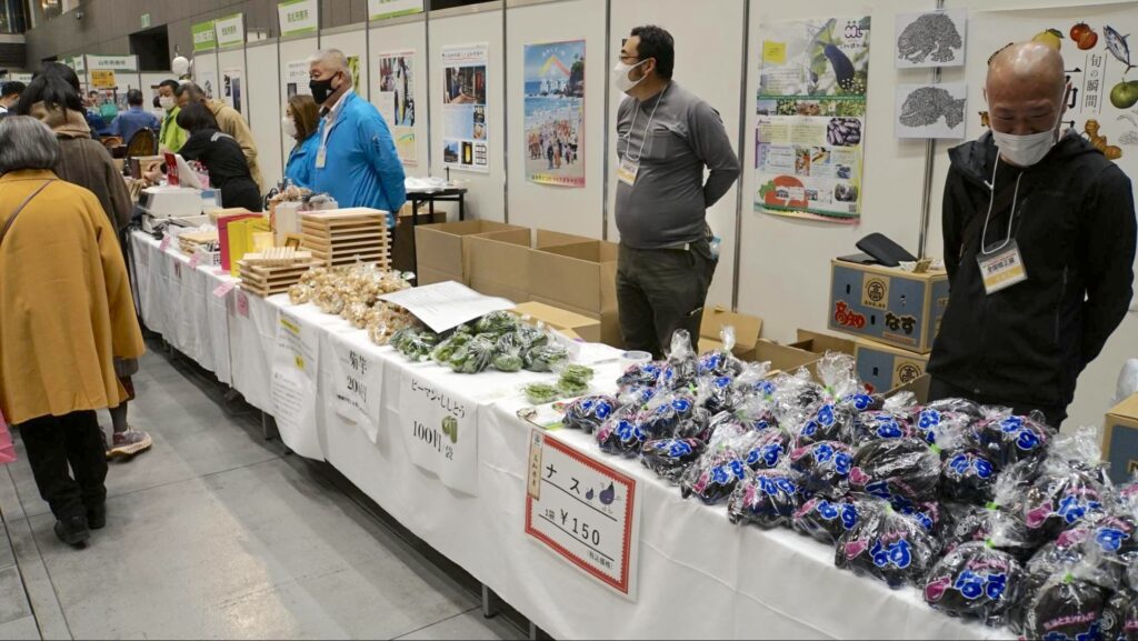 全国矯正展（2023年12月9、10日開催）に出店した札幌刑務所でつくられた野菜の販売ブース