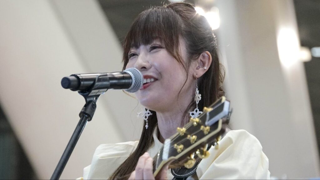 全国矯正展（2023年12月9、10日開催）の1日目のメッセージコンサートで歌う女性デュオのPaix²のメンバーである北尾真奈美さん