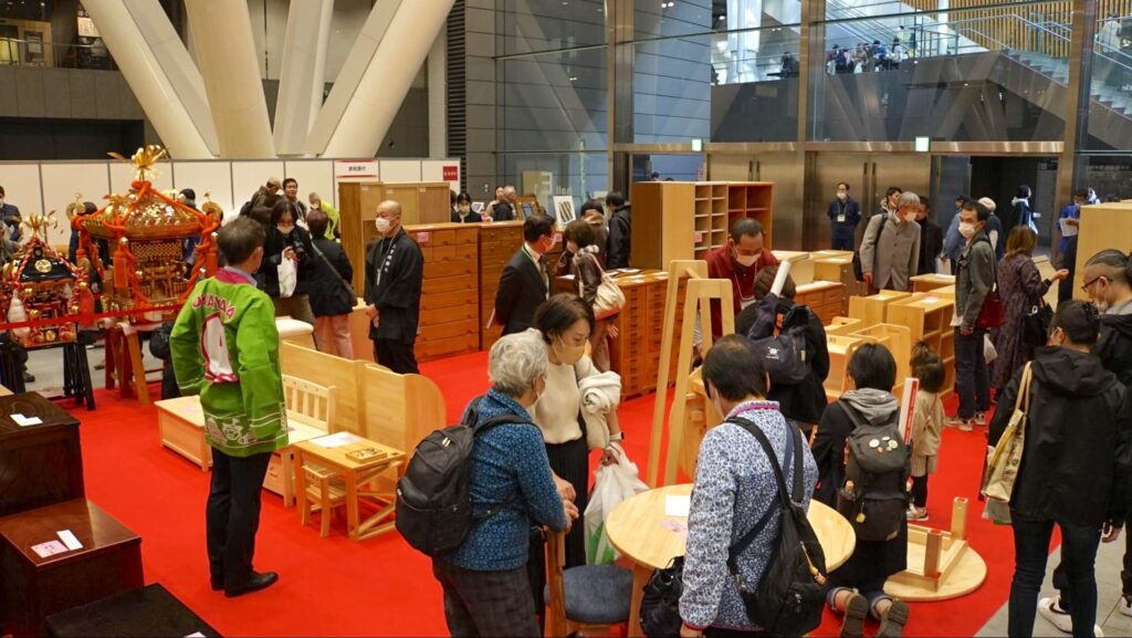 東京国際フォーラムで開催された全国矯正展（2023年12月9、10日開催）の刑務所作業製品の家具の展示・販売ブース