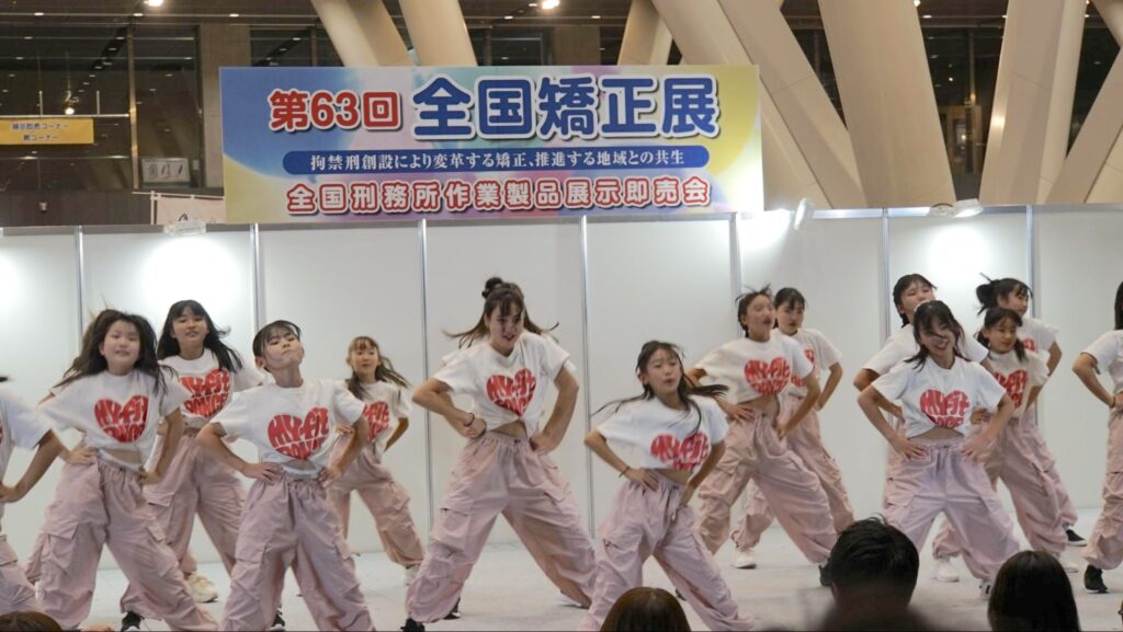 全国矯正展（2023年12月9、10日開催）のステージでダンスを披露する子どもたち