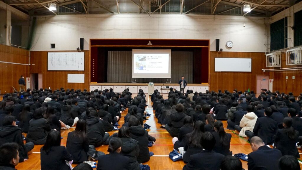 「薬物乱用防止教室」で高校生に講義をする森雅人氏
